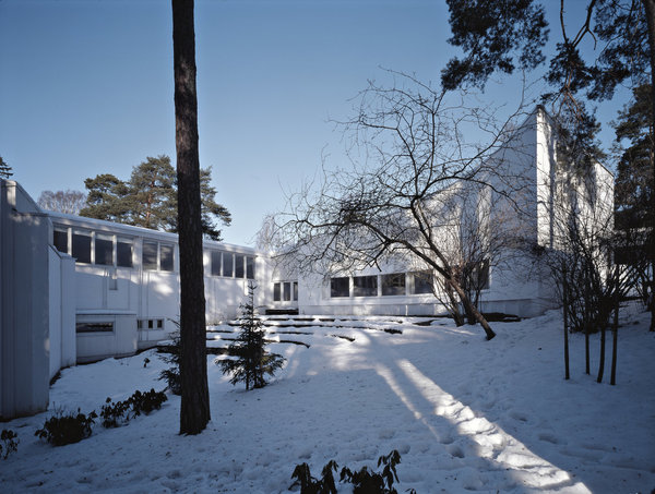 Alvar Aalto réalise dans la banlieue d’Helsinki un bureau d’architecture en 1955, ressemblant plus à une villa qu’à un espace de travail. Cette impression est d’autant plus forte que le bâtiment est conçu autour d’un jardin de plaisance.