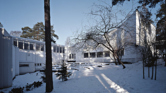 Alvar Aalto réalise dans la banlieue d’Helsinki un bureau d’architecture en 1955, ressemblant plus à une villa qu’à un espace de travail. Cette impression est d’autant plus forte que le bâtiment est conçu autour d’un jardin de plaisance.