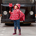 Une cape rouge pour faire oublier le gris de la pluie!