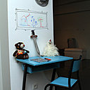 Dessiner sur un pan de mur blanc de chambre d'enfant.