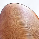 La structure est faite de bois lamellé collé revêtues de planches horizontales connectées de façon continue.