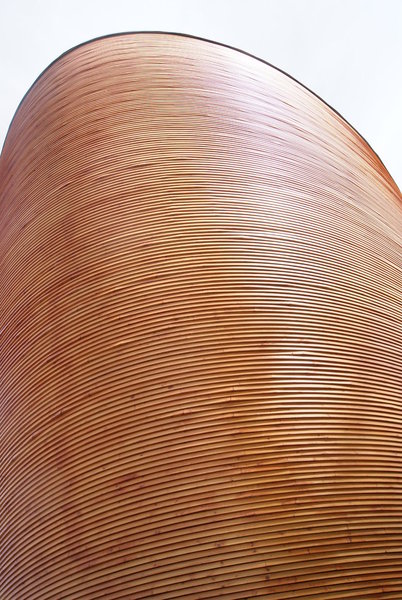 La structure est faite de bois lamellé collé revêtues de planches horizontales connectées de façon continue.