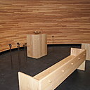 Egalement en bois clair, le mobilier rectiligne a été dessiné spécifiquement pour le lieu.