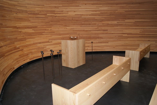 Egalement en bois clair, le mobilier rectiligne a été dessiné spécifiquement pour le lieu.