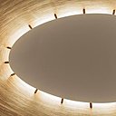 Le concept se définit par une façade sans fenêtres et un éclairage zénithal périphérique.