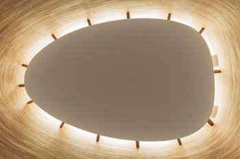 Le concept se définit par une façade sans fenêtres et un éclairage zénithal périphérique.