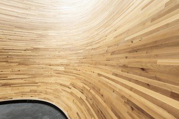 La chapelle peut accueillir environ 100 fidèles dans une ambiance calme et protectrice.