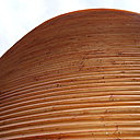 Les architectes ont voulu que le bâtiment de bois réchauffe l’atmosphère et contrebalance les immeubles de pierre et béton.