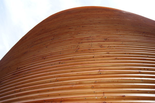 Les architectes ont voulu que le bâtiment de bois réchauffe l’atmosphère et contrebalance les immeubles de pierre et béton.