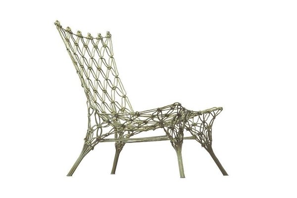 Inspirée par le macramé, la « Knotted Chair » de Marcel Wanders est réalisée à partir de textile qui, plongé dans un bain d’époxy, solidifie la structure de l’assise. Un siège où le contraste est de mise.