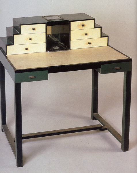 Conçu en 1935, ce bureau-cabinet de la galerie Yves Gastou est réalisé en bois laqué et gainage de parchemin. Dans une discrète bichromie en noir et blanc, le meuble fait preuve d’une certaine noblesse dans son agencement de tiroirs en pyramide.
