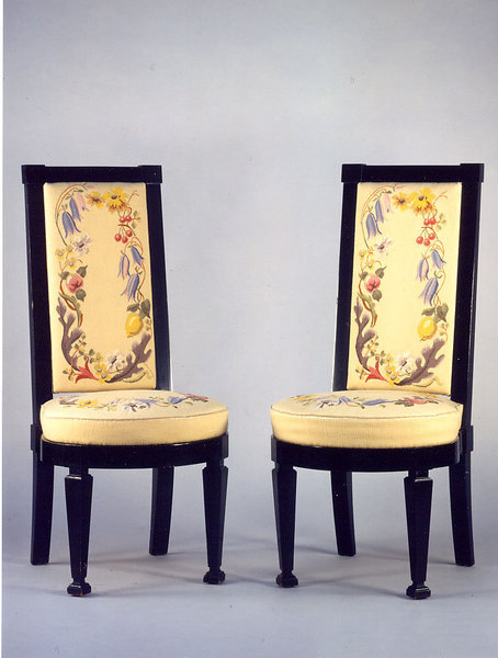 Recouvertes d’une tapisserie d’Aubusson d’origine, cette paire de chaises en ébène noirci fut réalisée pour une commande du Mobilier National en 1947-1949. Leur forme monumentale laisse supposer que l’assise est de plus confortable.