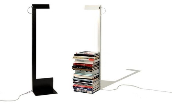 Conçues par Julian Appelius pour Konstantin Slawinski, ces luminaires en acier revêtu de peinture porte les noms de « Left or Right Big ». En noir ou blanc, livres et magazines se placent au pied de la lampe, en servant de lumière d’appoint.