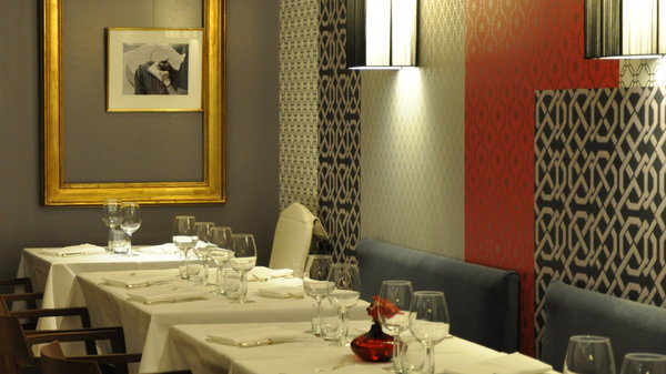 Aux commandes, le chef Marc Singer qui a travaillé avec des grands chefs tels que Jacques Cagna, Joël Robuchon, François Clerc.