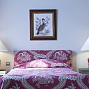 D’un abord classique, la chambre promet une nuit d’exception, grâce au confort de son mobilier. La moquette se fait moelleuse sous les pas, la literie en lin invite à la détente alors que les meubles sentent l’odeur de cire fraîche.