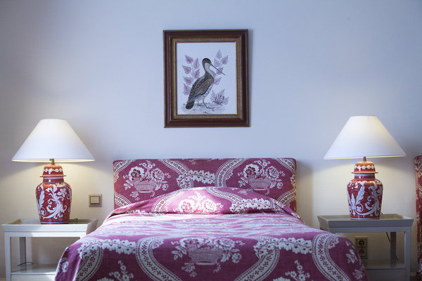 D’un abord classique, la chambre promet une nuit d’exception, grâce au confort de son mobilier. La moquette se fait moelleuse sous les pas, la literie en lin invite à la détente alors que les meubles sentent l’odeur de cire fraîche.