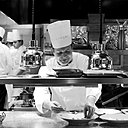 Petit tour dans les cuisines, pour découvrir une brigade en action. En pleine saison, ce sont plus de 65 repas que le chef doit pouvoir préparer dans une cuisine réduite mais fonctionnelle, où chacun est à sa place.