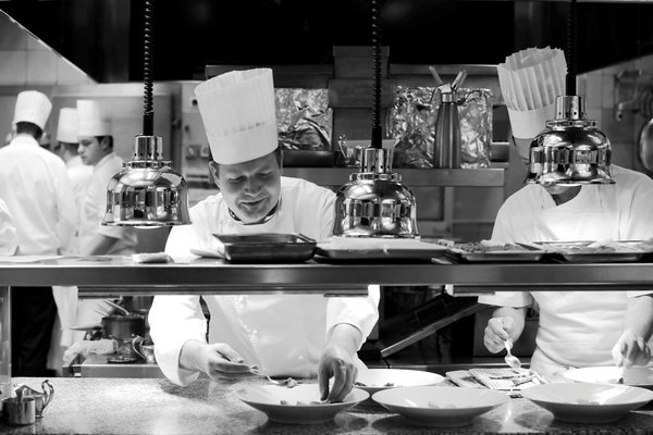 Petit tour dans les cuisines, pour découvrir une brigade en action. En pleine saison, ce sont plus de 65 repas que le chef doit pouvoir préparer dans une cuisine réduite mais fonctionnelle, où chacun est à sa place.
