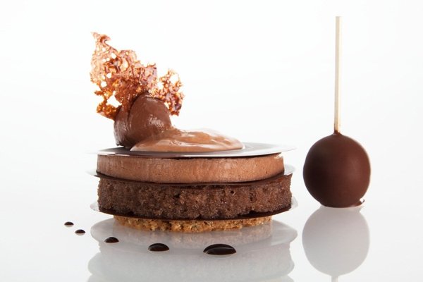 En dessert, le chef sera vous faire fondre de plaisir avec cette variation autour du chocolat. Il s’agit d’un croustillant Gianduja, surmonté d’une crème Guanaja et d’une émulsion chocolat.