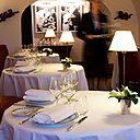 La salle du restaurant ne fait pas dans la fioriture, puisque l’essentielle de l’attention doit se porter sur l’assiette. Le cadre est élégant et raffiné, où l’intimité règne en maîtresse afin de privilégier un moment à deux.