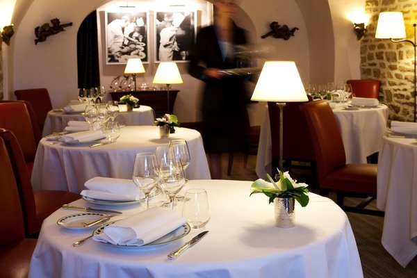 La salle du restaurant ne fait pas dans la fioriture, puisque l’essentielle de l’attention doit se porter sur l’assiette. Le cadre est élégant et raffiné, où l’intimité règne en maîtresse afin de privilégier un moment à deux.