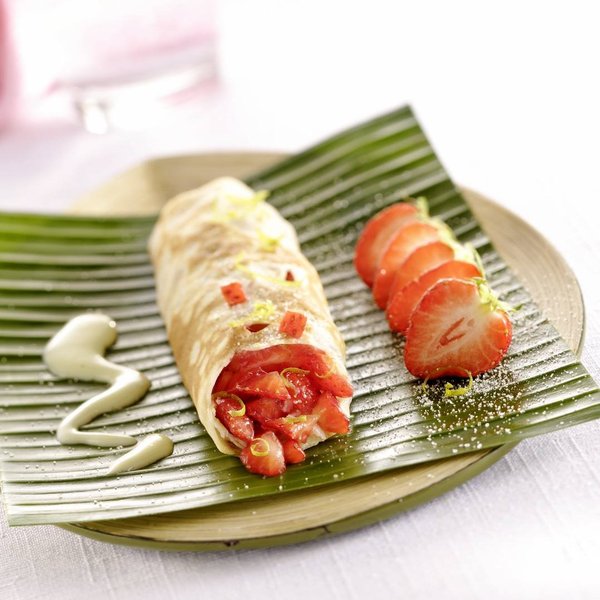 Une pâte à crêpe express et sans grumeau avec du lait en poudre pour réaliser d'élégants nems farcis aux fraises.