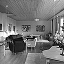 Prise en 1960, cette photo présente le salon dans son état d’origine, où les œuvres d’art du collectionneur se mêlent avec les meubles d’Alvar Aalto : la table « Piano », la lampe « Myrtille », le tabouret « X601 » ou le fauteuil « 531 ». Prise en 1960, cette photo présente le salon dans son état d’origine, où les œuvres d’art du collectionneur se mêlent avec les meubles d’Alvar Aalto : la table « Piano », la lampe « Myrtille », le tabouret « X601 » ou le fauteuil « 531 ».