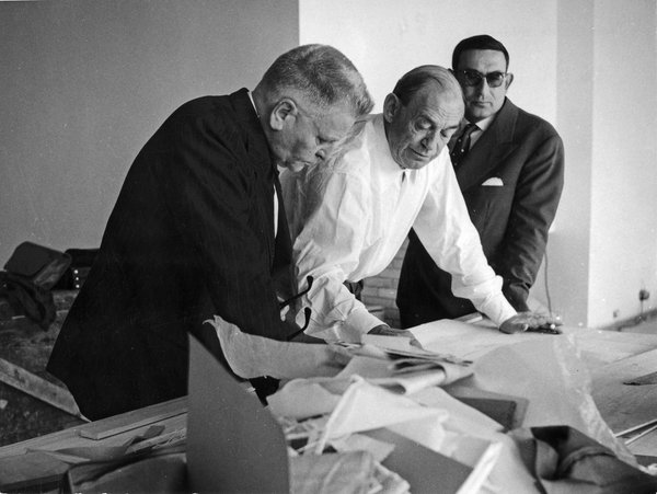 Coup de foudre amical, le galeriste et collectionneur d’art français Louis Carré et l’architecte finlandais Alvar Aalto se réunissent, pour créer un lieu unique entre maison familiale et galerie contemporaine.