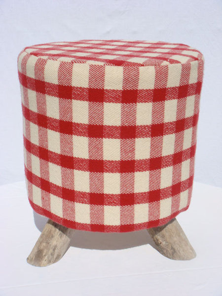 Sur un piètement en bois flotté, le pouf « Nikki » de Badjao est revêtu d’un tissu pur laine vierge. Le vichy permet de mettre en valeur le matériau dans une démarche écologique, qui sent bon la nature.