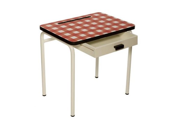Dessiné les Gambettes, ce bureau d’écolier refait vivre les années 50-60, avec un style affirmé par le motif vichy. Ses petites dimensions lui permettent de se glisser dans un coin de la pièce, comme premier bureau pour enfant.