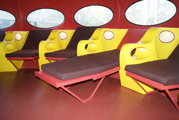 Prévue pour 8 personnes, Futuro offre 6 lit-sièges plus 1 lit double-siège.