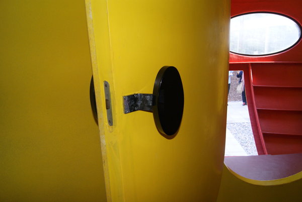 Les coloris disponibles à l'origine étaient le blanc, le bleu clair, le jaune ou le rouge.
