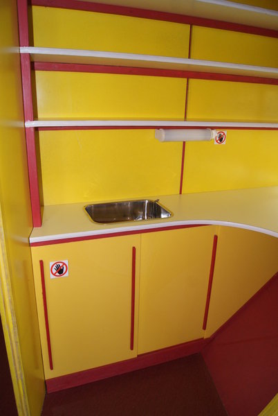 Ultra fonctionnelle, la kitchenette intégrée,dans les codes couleurs du Futuro, il va de soi.