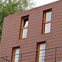 A cause de la situation des lieux, le versant sud de la maison est à flanc de montagne, ce qui limite l’apport en lumière. Malgré une certaine massivité, les fenêtres rectangulaires reprennent le module de la construction dans un jeu sur le rythme et le mouvement.