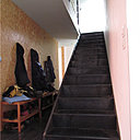 Conçue sur une double hauteur, un escalier permet d’atteindre le deuxième étage, où les chambres sont disposées.