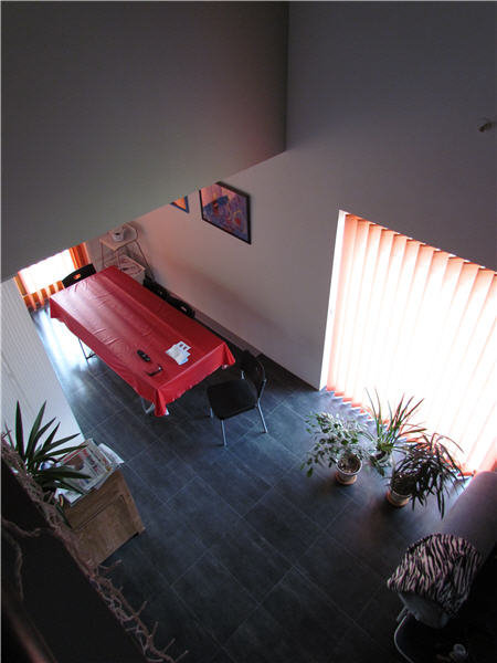 Comme l’espace intérieur est largement ouvert sur lui-même, les pièces peuvent se disposer avec hardiesse, pour offrir des perspectives profondes dans une impression de relief et de mouvement.