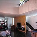 Dans un esprit modulaire, les propriétaires souhaitaient que l’espace du rez-de-chaussée soit peu marqué par des éléments définissables, afin d’imprégner les lieux d’une faible identité. Ainsi, l’espace central est assez large, pour se composer d’un salon et d’une cuisine.