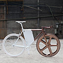 Noblesse des matières et technique de pointe, le vélo DL121 du Peugeot Design Lab est prête à devenir la Rolls Royce du genre, en proposant une nouvelle approche du moyen de transport où le cuir blanc rencontre la richesse du cuivre.