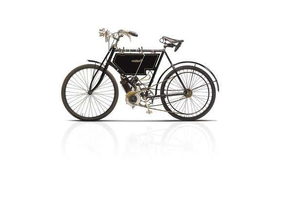 Plus ancienne firme de motocyclettes au monde, Peugeot voit apparaître sa première création en 1901. Munie d’un moteur ZL, la machine connaît un franc succès, qui va se concrétiser par une évolution vers toujours plus de technicité et de performance.