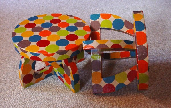 100% carton pour le tabouret Tom Pouce.