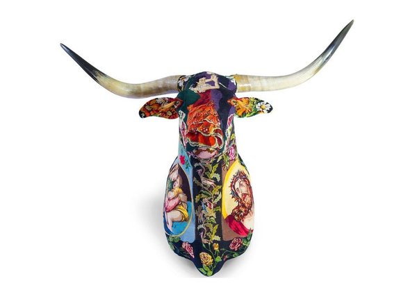 Renouant avec la tradition de la tapisserie, Frédérique Morel n’hésite pas à utiliser le second degré, en réalisant le trophée « Mylo’s Bull ». Le point de croix se retrouve magnifié dans une composition originale.