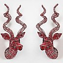 Dans une conception écologique, le trophée du Professor Pedro pour Mahatsara est uniquement constitué de cannettes récupérées, où la structure de l’animal est un tressage de fils métallique. Dans une conception écologique, le trophée du Professor Pedro pour Mahatsara est uniquement constitué de cannettes récupérées, où la structure de l’animal est un tressage de fils métallique.