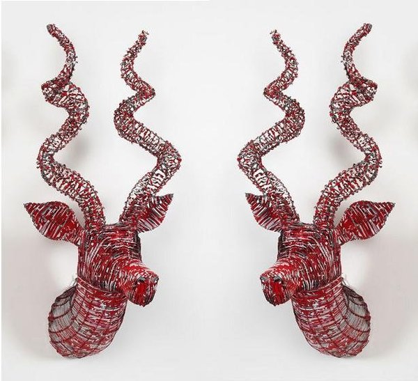 Dans une conception écologique, le trophée du Professor Pedro pour Mahatsara est uniquement constitué de cannettes récupérées, où la structure de l’animal est un tressage de fils métallique.