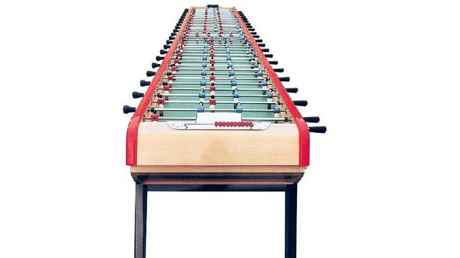 Dans un format XXL, le babyfoot géant de Bonzini propose de réunir jusqu’à onze joueurs de chaque coté, ce qui correspond à deux équipes de football. Fabriqué depuis la coupe du monde de 1998, le meuble se divise en deux parties de 3,80 mètres.