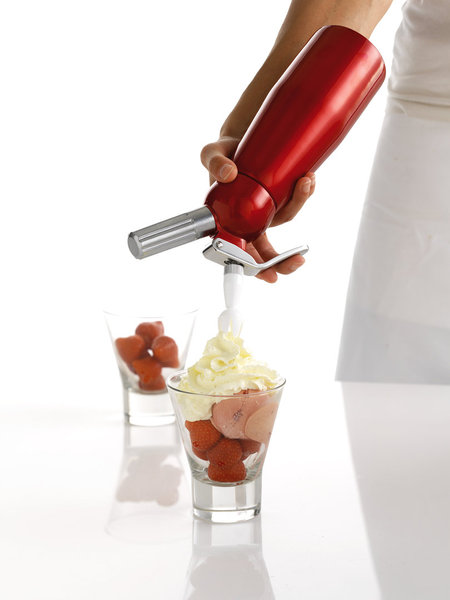 Réaliser une vraie chantilly demande peu de moyen, ne nécessitant pas de grandes qualités culinaires avec un siphon de qualité. Cependant, ne siphonne pas qui veux, car il convient de suivre à la lettre la méthode de préparation.