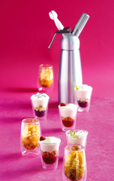 Mets sucrés ou mets salés, l’espuma, la mousse ou la chantilly peuvent s’aromatiser de mille et une saveurs, qui n’a de limites que celles de l’imagination. Ainsi, avec un peu d’entrainement, vous devriez pouvoir épater vos convives en un rien de temps.