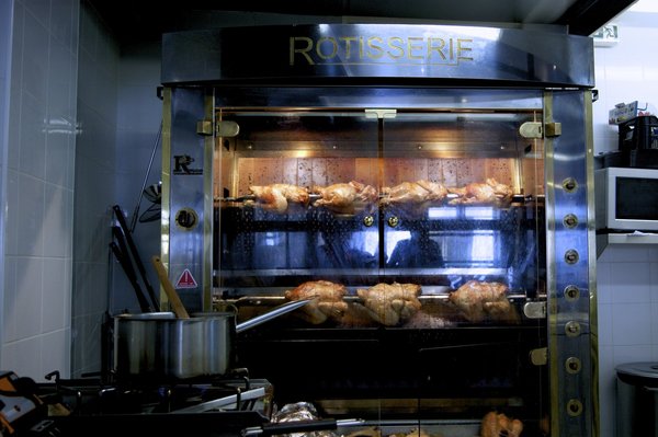 La grande rôtissoire pour rendre les poulets dorés et croustillants.