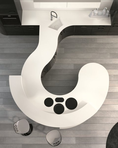 Courbes et contrecourbes rappelant le design des années sixties pour la ligne Equinoxe lune d’eau qui semble interroger sur le menu concocté par le chef du jour...