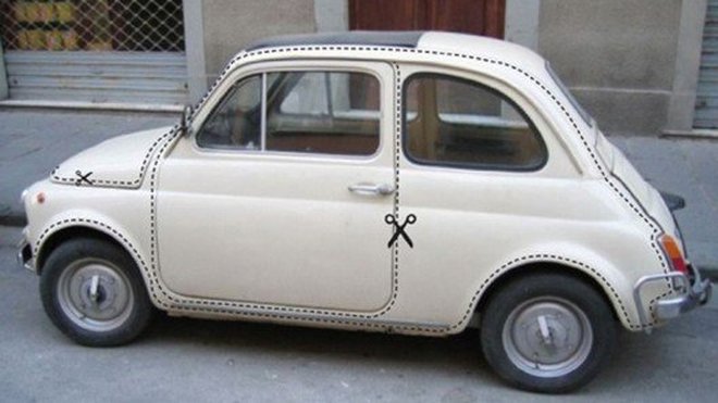 Les stickers en pointillés sur une voiture vintage.