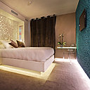 Auréolée par une sculpture lumineuse en aluminium signée Valérie Boy, le lit de la chambre « Dahlia » bleue joue sur un effet d’apesanteur, pour que les corps semblent léviter dans l’espace.